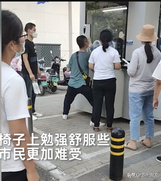 郑州核酸采样屋引争议,郑州核酸采样小屋被风刮跑