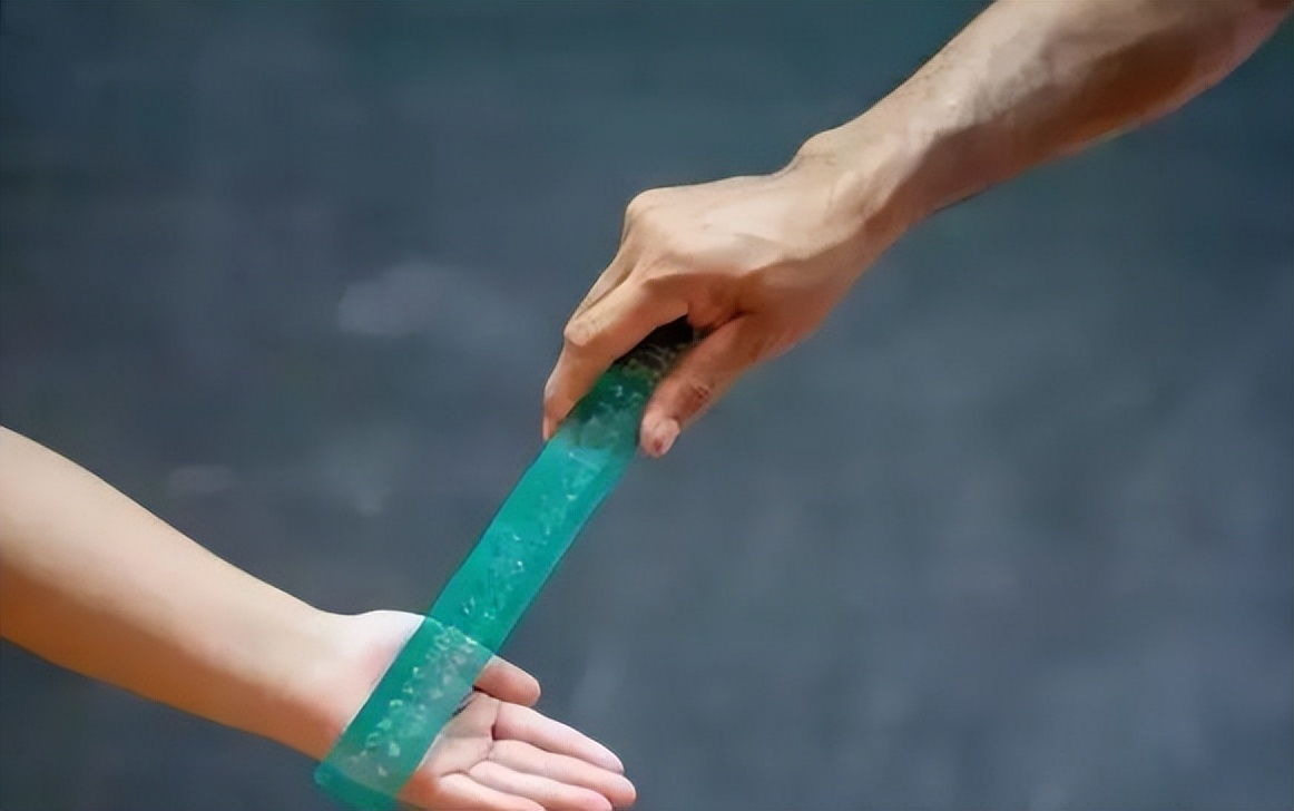 济南一老师掌掴学生,济南一中学老师掌掴脚踹学生