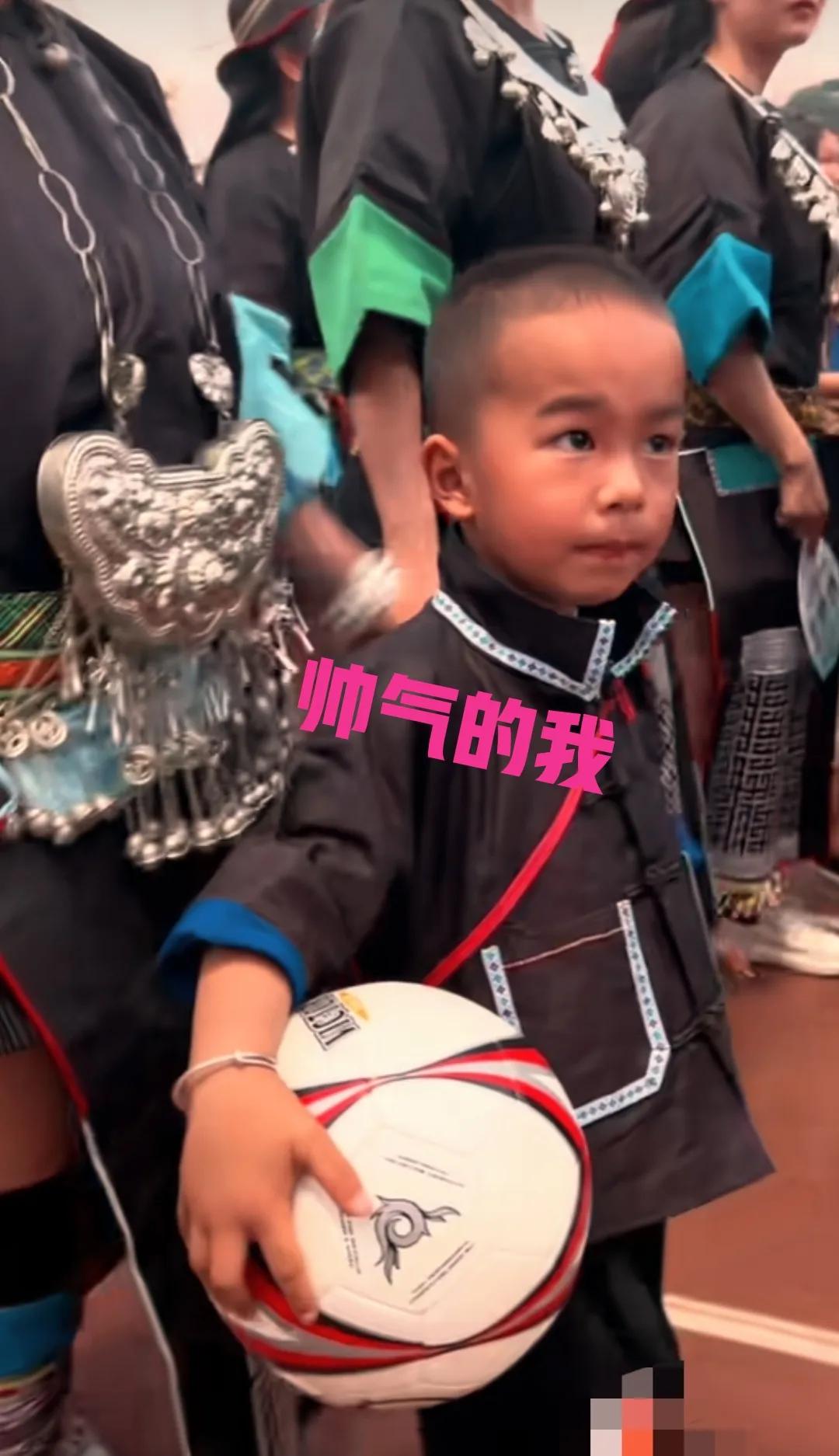 村超民族时装秀,村超足球宝贝表演