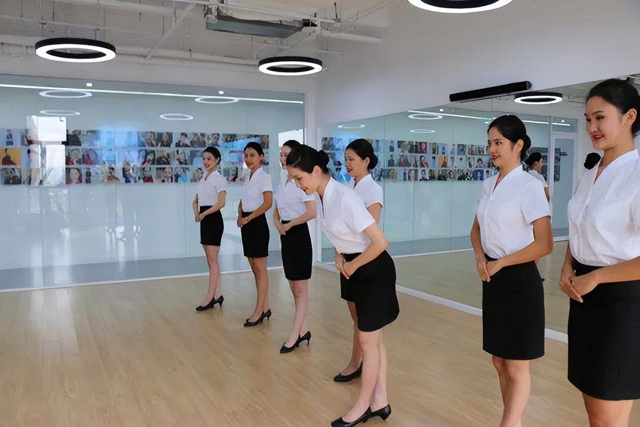 空乘面试规矩男生,空乘面试技巧100例