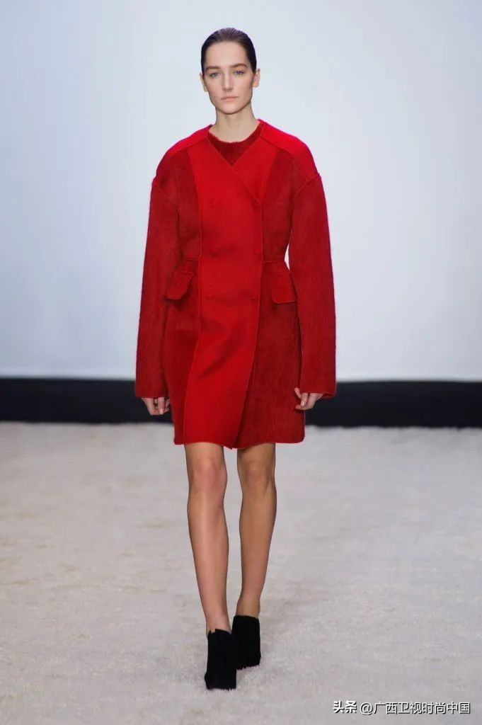 快过年了还是穿红色喜庆点,快过年了买件红色的衣服