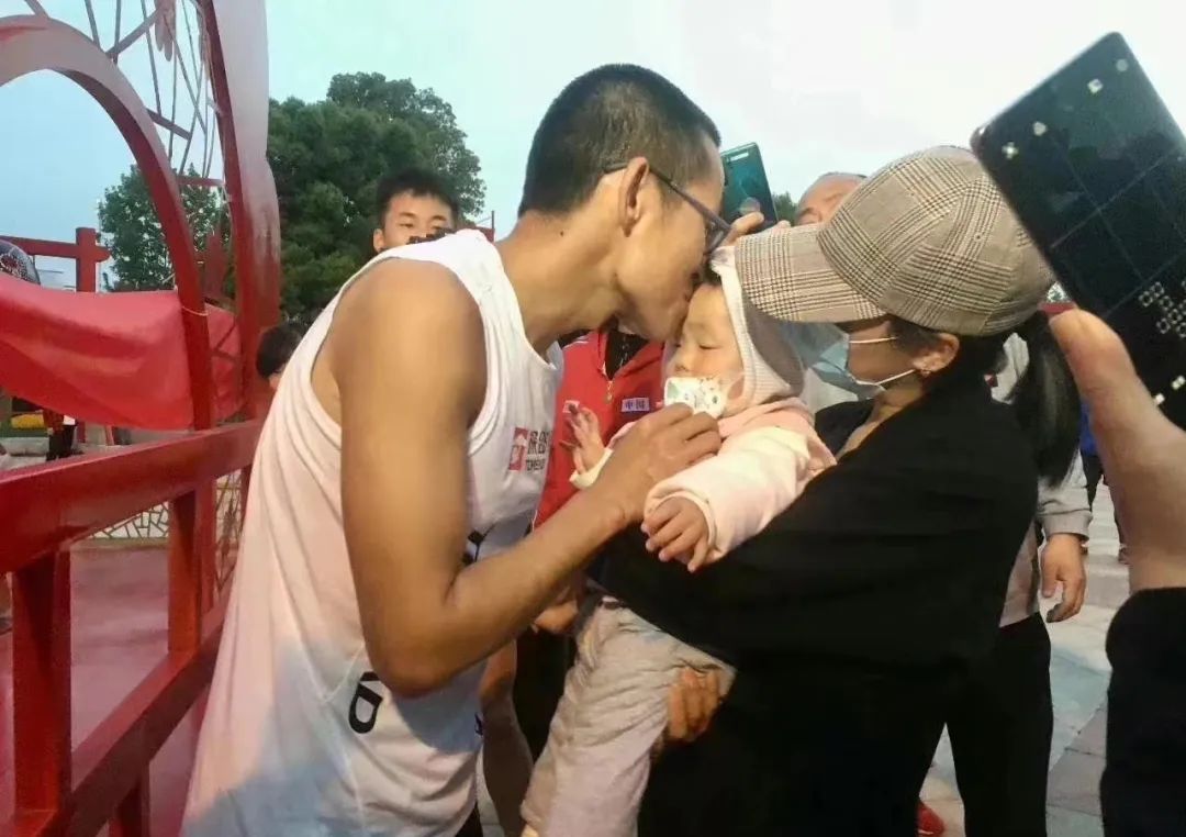 马拉松人物梁晶,马拉松运动员梁晶照片