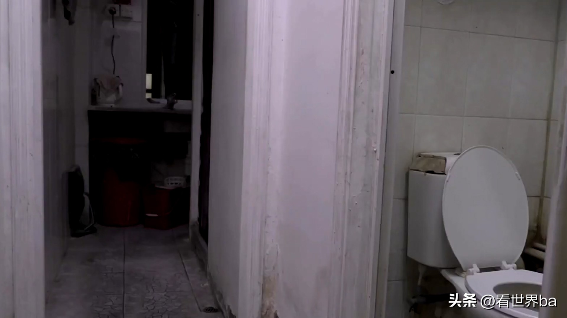 单亲妈妈带三个孩子住宾馆,单亲妈妈带两个女儿住公寓