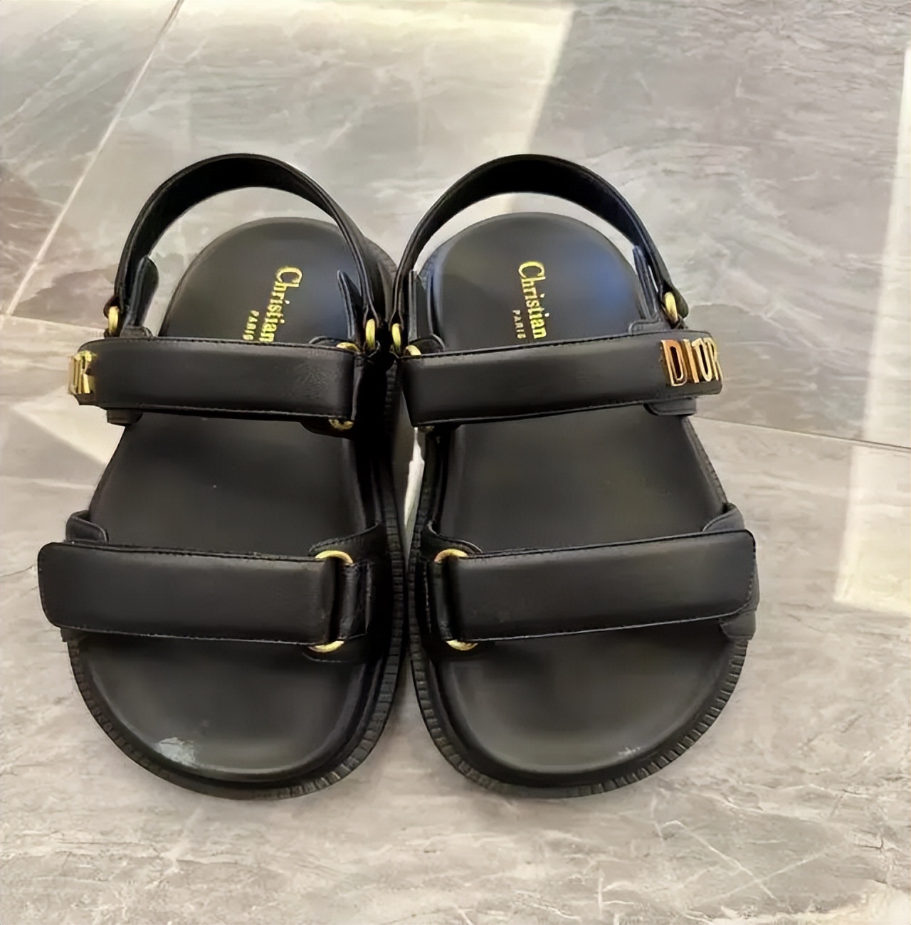 地摊上20块钱的衣服,地摊上二十块的衣服