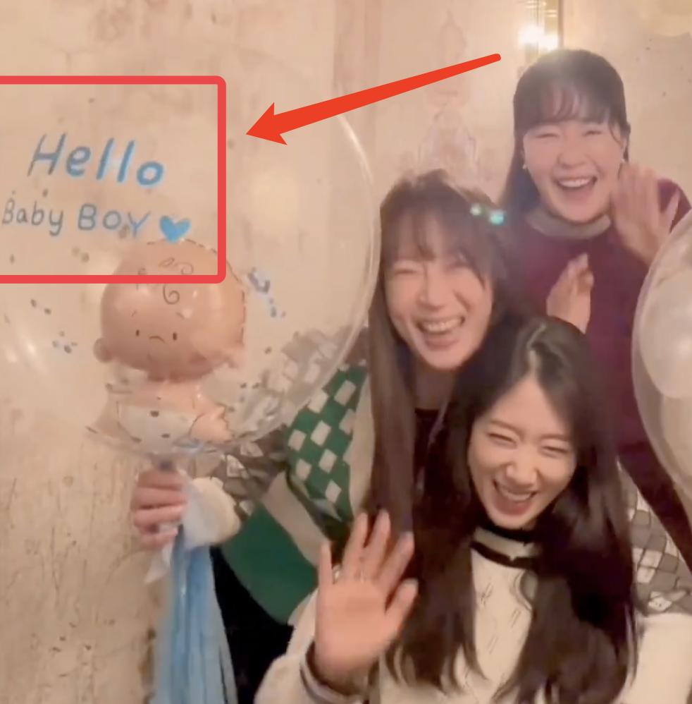 朴信惠与好友聚会，女神笑出苹果肌，气球文案曝光胎儿性别是男孩