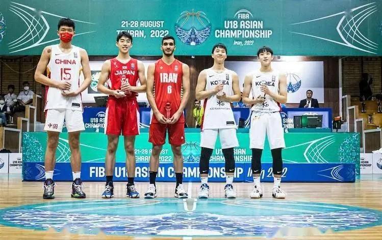 中锋荣光后继有人,19岁妖星带队力克强敌,4项数据队内第一