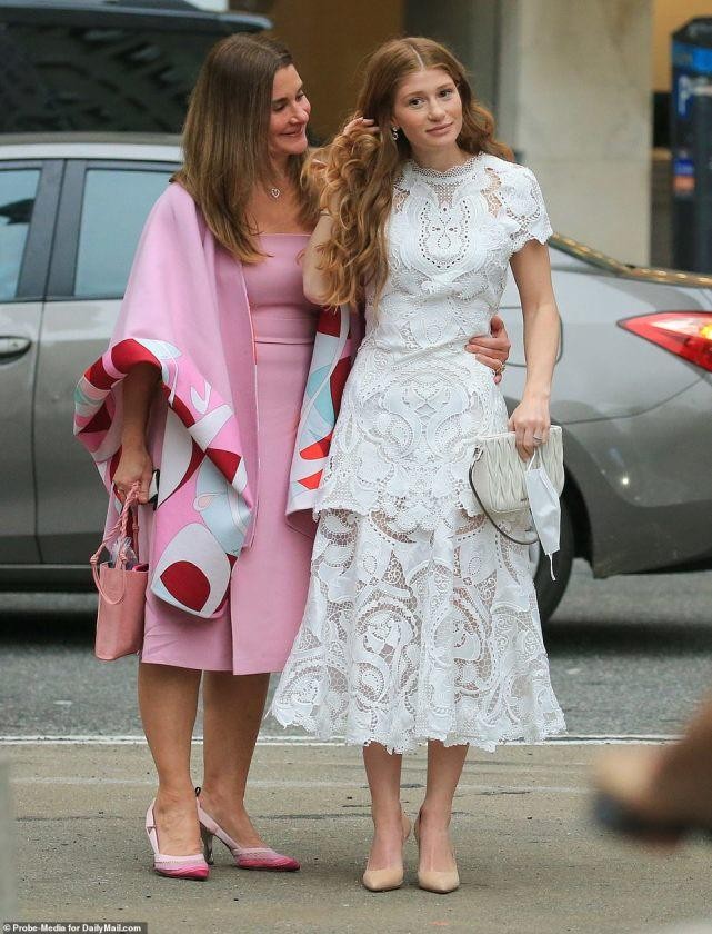 比尔盖茨离婚后新女友曝光,比尔盖茨历任前女友