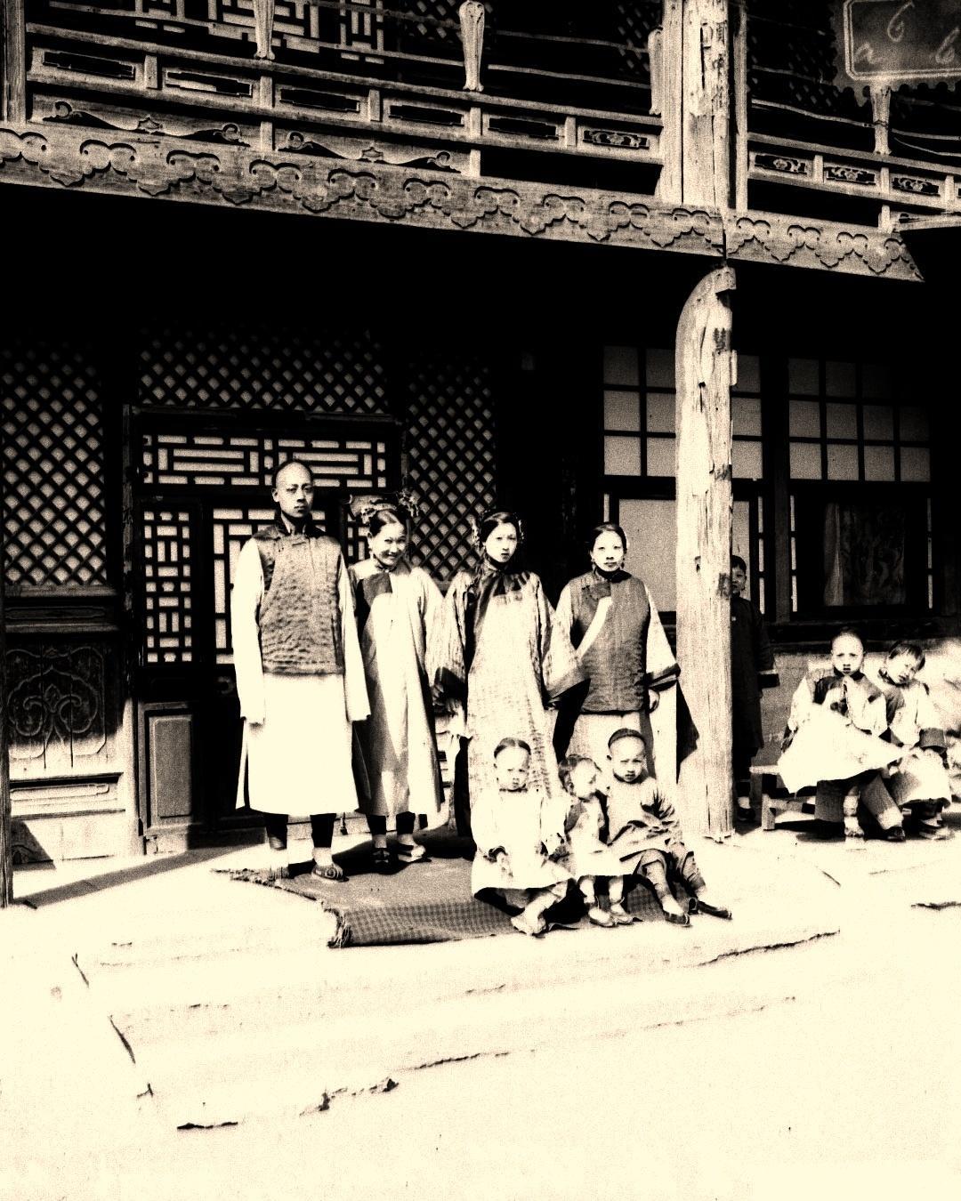 女子身着日本侵华军装露脸,日军女子拍照