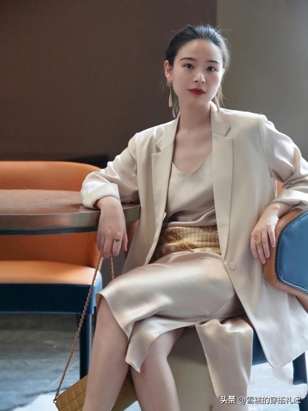 皮肤暗黄偏黑女士染什么颜色头发,皮肤偏黑的女孩子穿白色好看吗