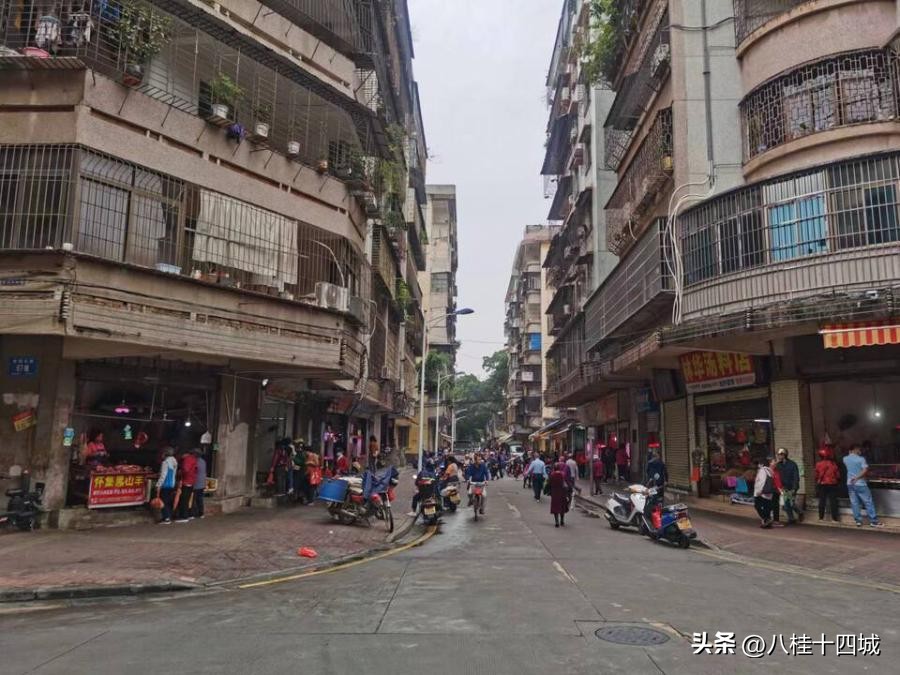 肇庆市中心一间16平的老旧商铺，11.7万拍卖，拍出50.4万，19人抢