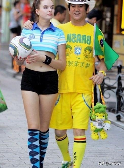 他80年代就能赚百万，50多岁娶俄罗斯美女，两人相差30多岁