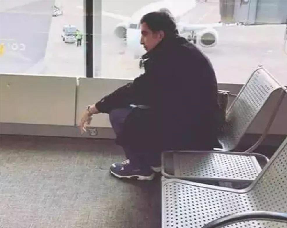 2008年那个敢和普京开战的总统，后来成为流浪汉，偶尔被母亲接济