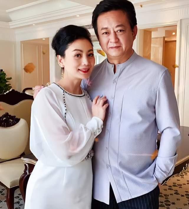 朱军妻子感染新冠，怕传染家人在家戴口罩，高烧39度嗓子发炎