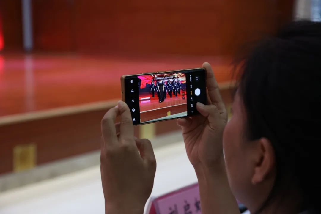 以深情的歌声向党的生日献礼,嘹亮的歌声向党献礼