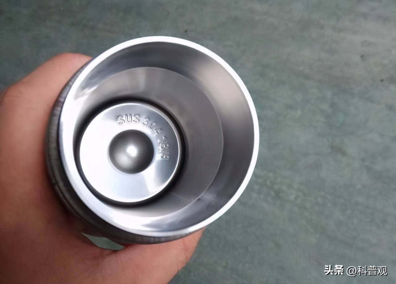 倒进热水变绿水，“夺命保温杯”屡次遭央视曝光，大家应警惕对待