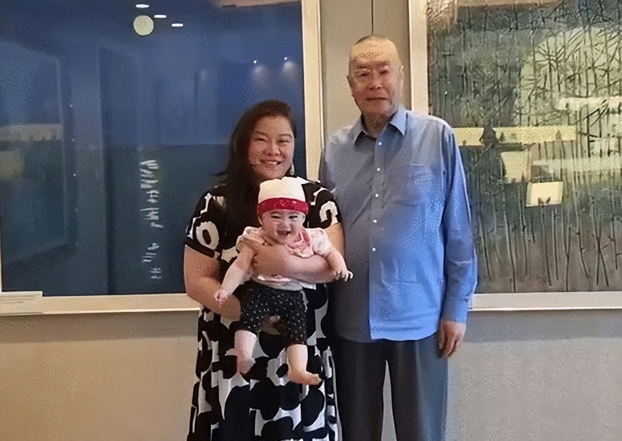 钢琴家刘诗昆：78岁娶女徒弟，81岁升级当爸爸，一家三口其乐融融