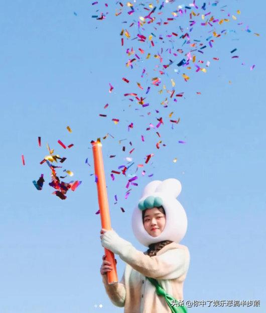 韩国演员金香起与男演员互动,韩国00后女星金香奇