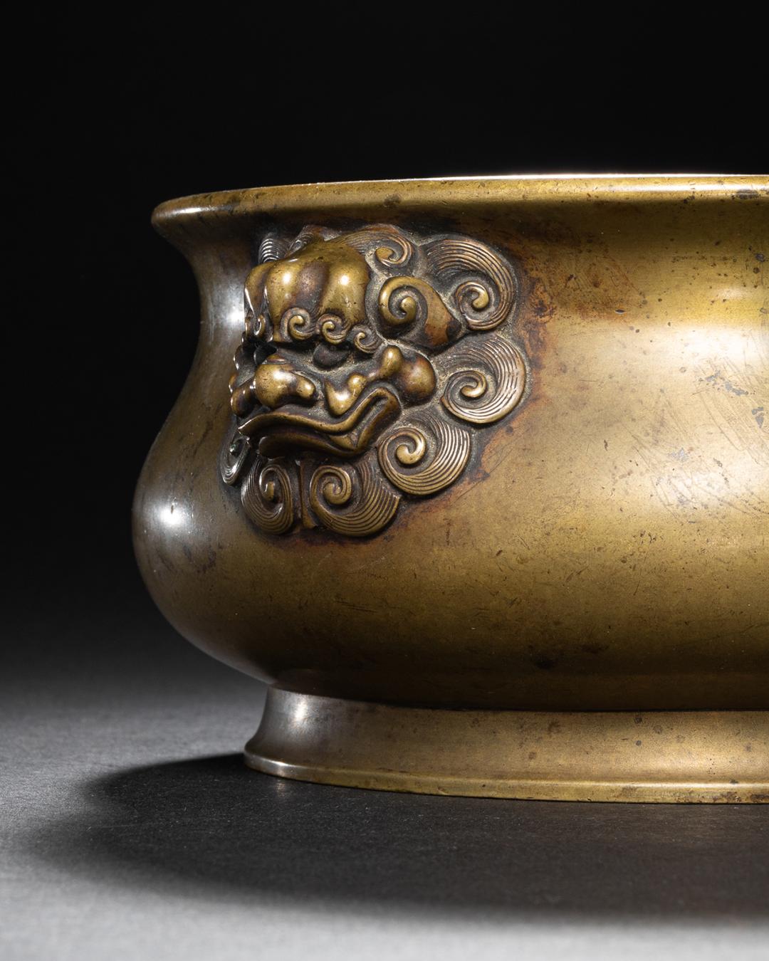 明永乐青花缠枝莲纹大碗拍卖,宣德青花缠枝牡丹纹菱口碗