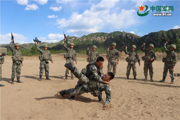 驻训官兵吃铜火锅,驻训官兵吃铜锅涮肉