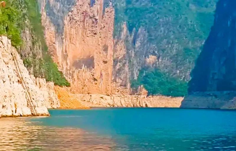 朝辞白帝彩云间中的白帝城指,早发白帝城和朝辞白帝彩云间