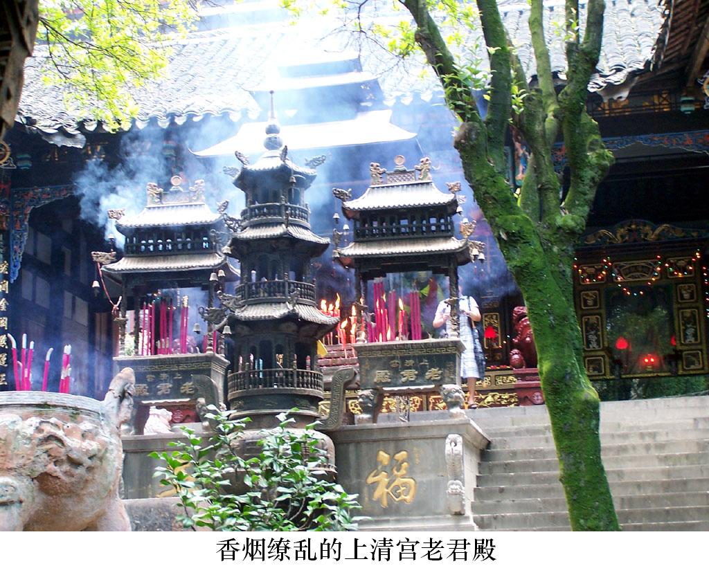 镇纸、拐枣、小亭、神像，串起了一条幽静而深邃的山路