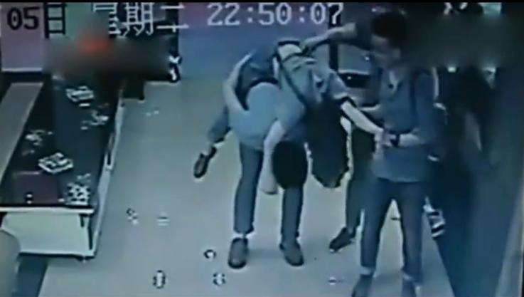 19岁女大学生遇害监控曝光,山西女大学生酒吧被害视频