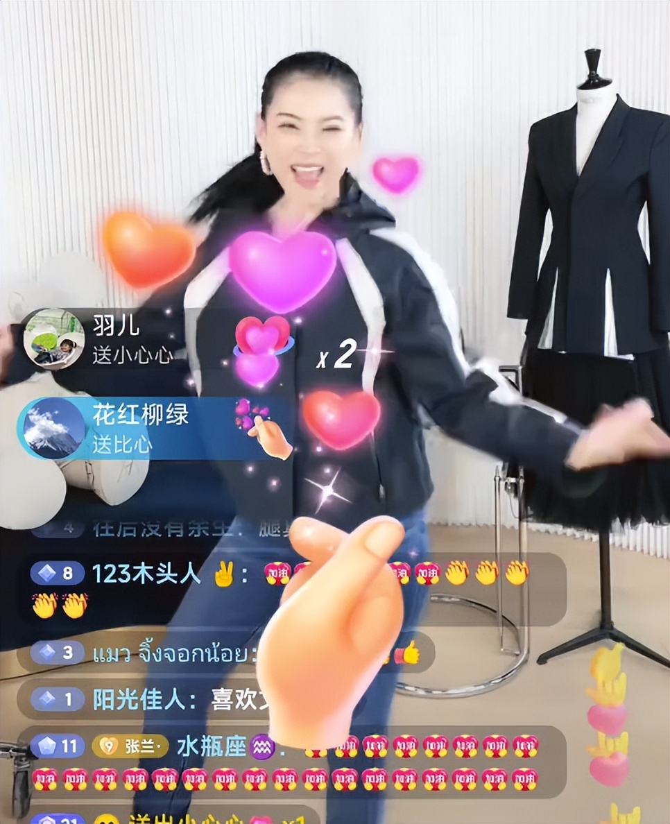 文文直播边跳边卖货，7000粉丝狂送礼！做直播，她比张兰有料