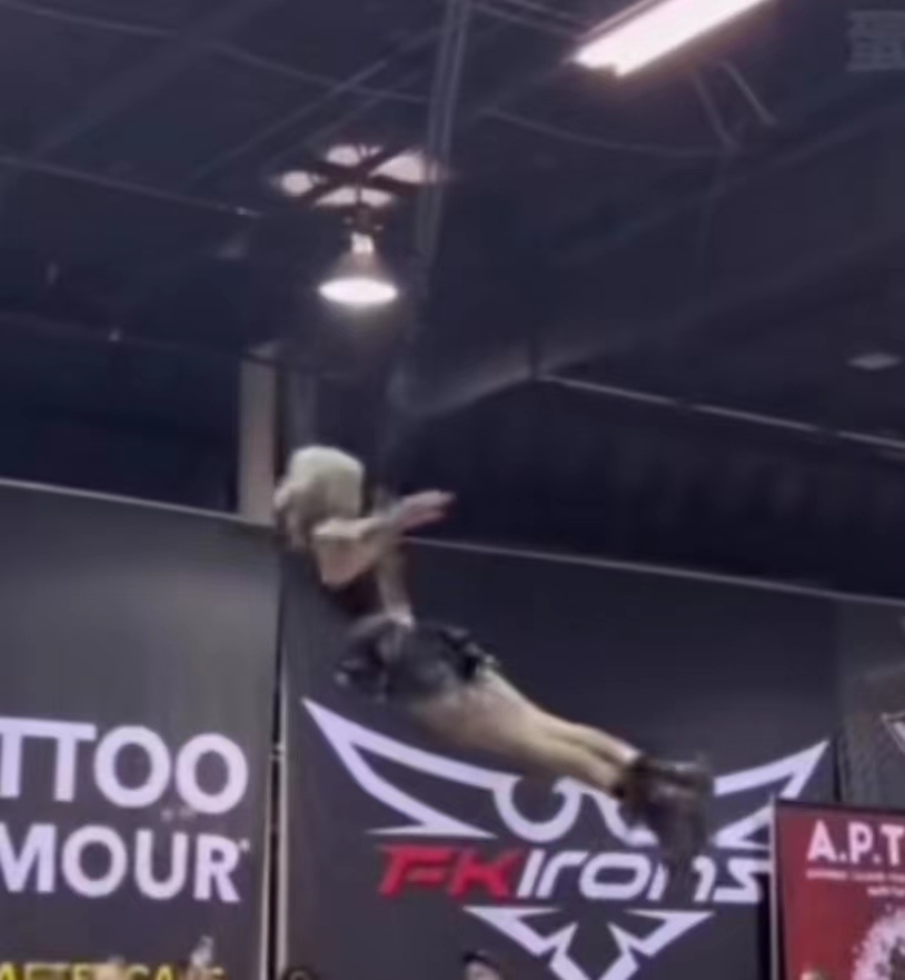 外国女子在皮肉上打孔，然后吊威亚玩，网友：不理解但大为震撼