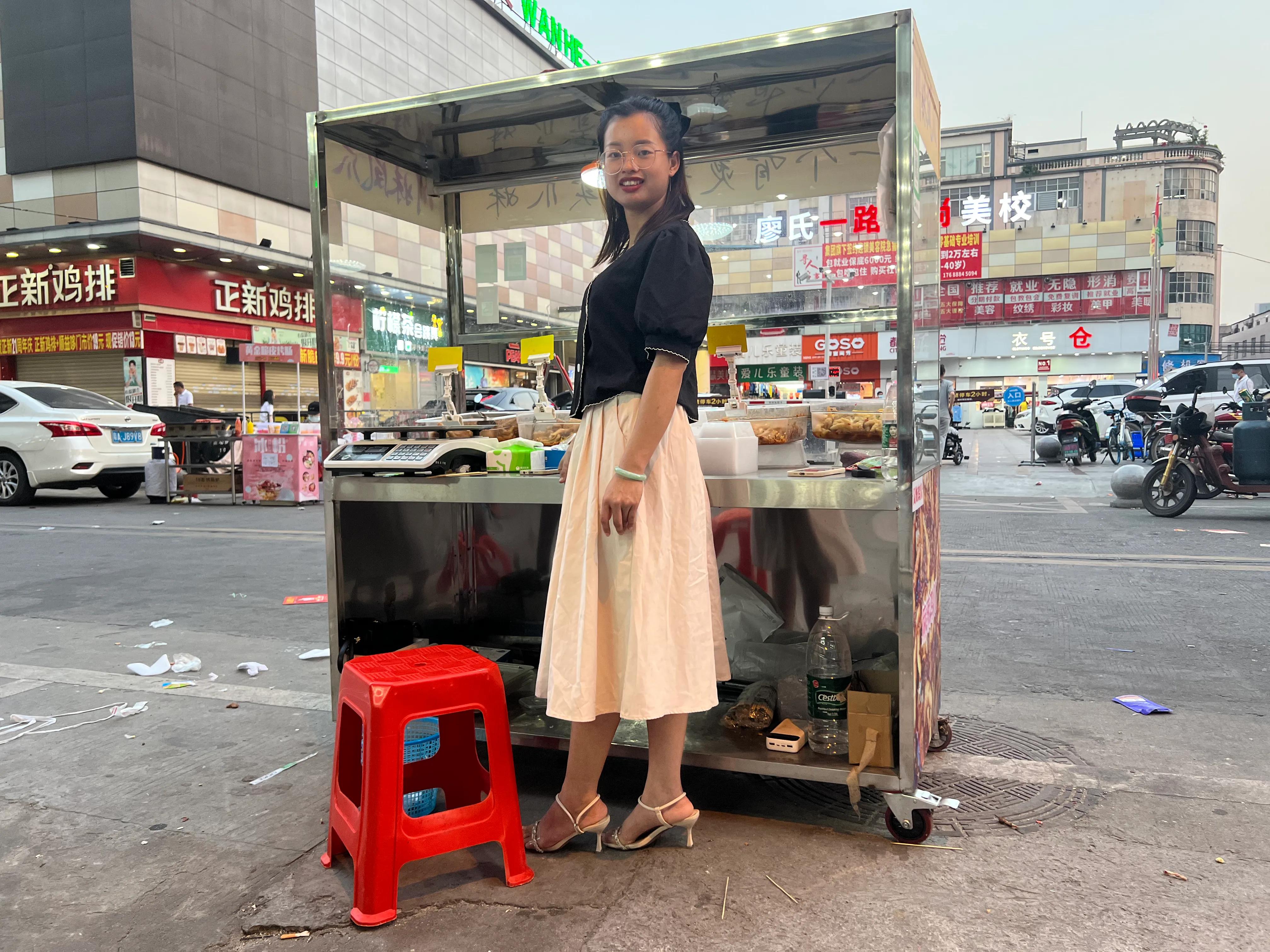 摆摊卖鸡爪月入2万,小姐姐摆摊创业卖鸡爪月入过万