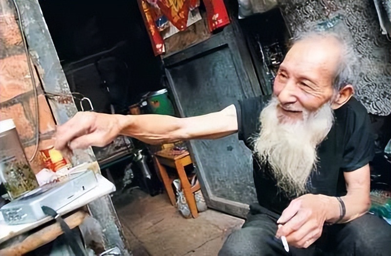 广美裸模爷爷，曾抗美援朝，拾过荒，中过毒，有90后女友