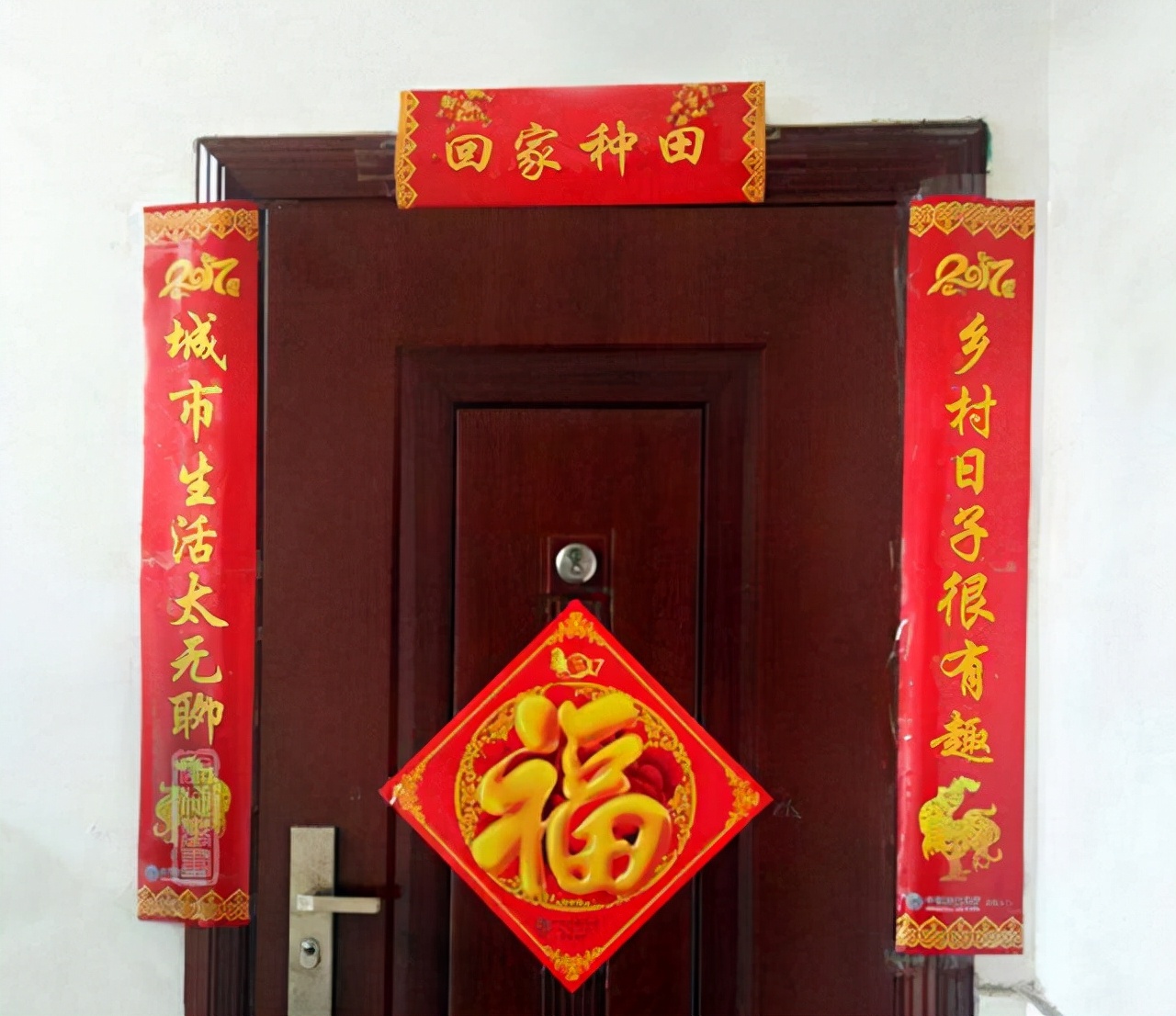 什么胶水贴对联撕下来不留痕迹,胶水贴对联的正确方法