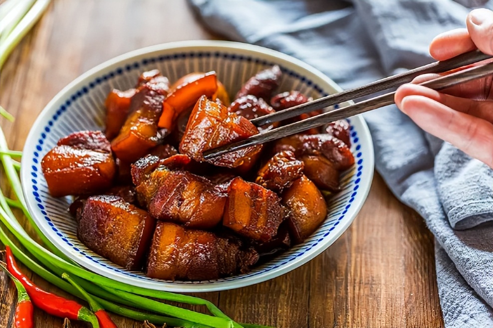 仲夏来袭，建议女性：“不食2饭，常饮4水”，气质优雅显魅力