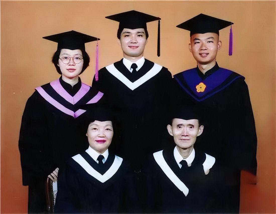 92年香港机场检测仪突然报警,安保拦住台湾律师,搜包后当即报警