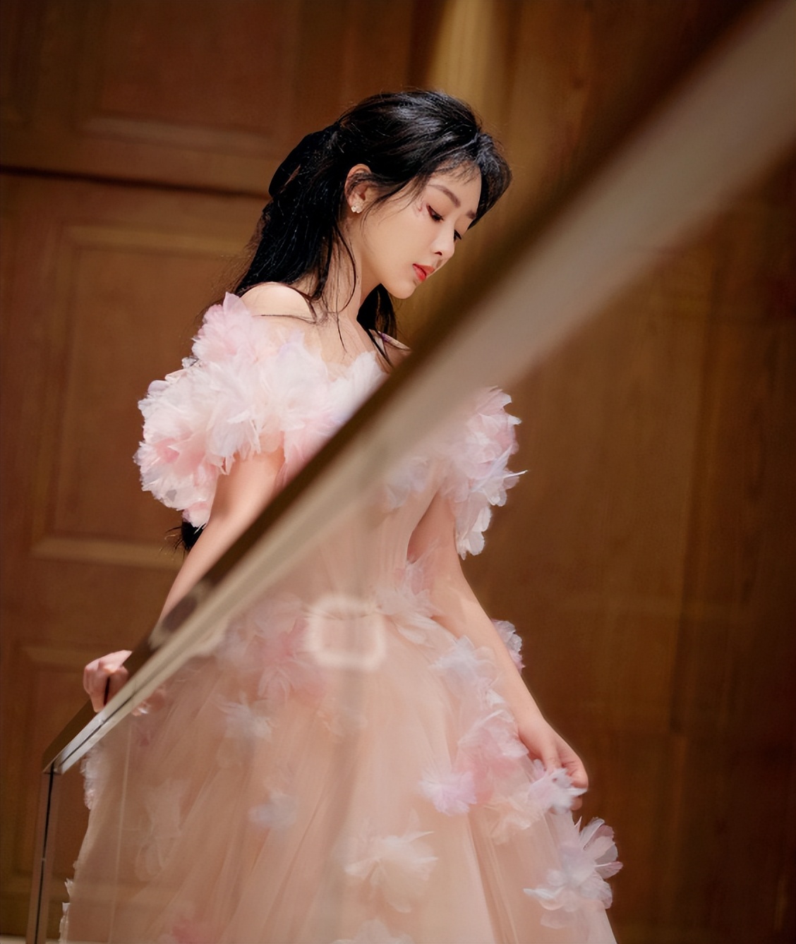 杨紫关晓彤跨年晚会造型,关晓彤2017年湖南跨年演唱会