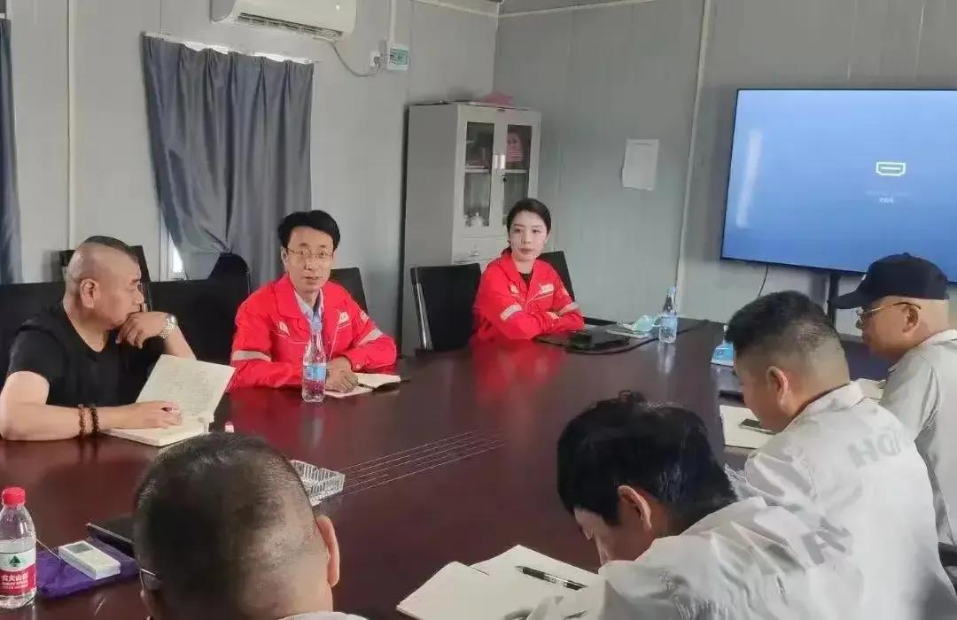 直播国企领导与小三出轨逛街被拍，天价*养包**的小三身材果然火辣！