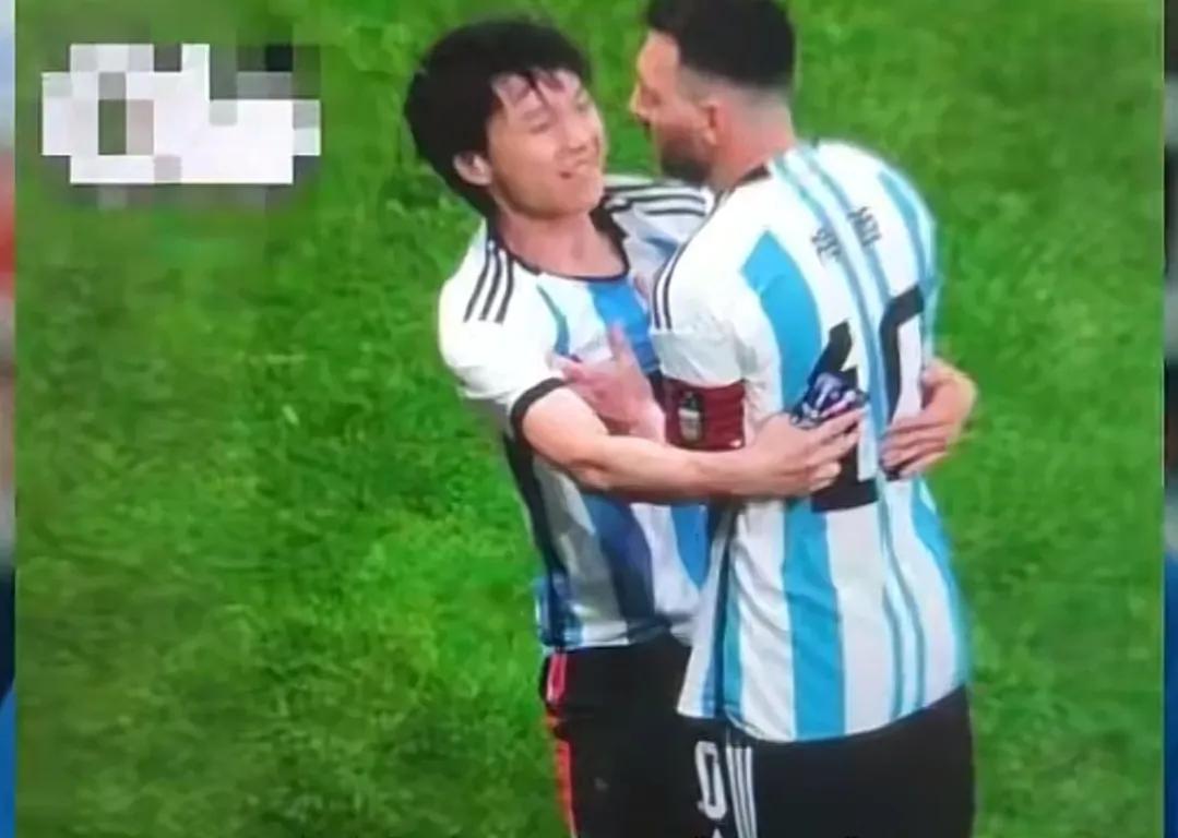 大马丁冲场抱梅西球迷,这小子拥抱了梅西击掌了马丁