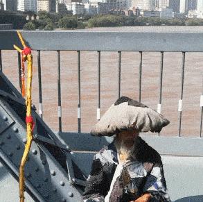 女主管换了新电脑，她把旧的送给了我，我抬回家打开影库