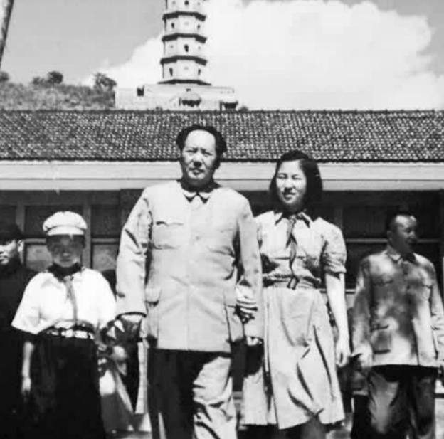 1984年李讷即将再婚，*青江**欲用工资给买东西，李讷：用不着你的钱