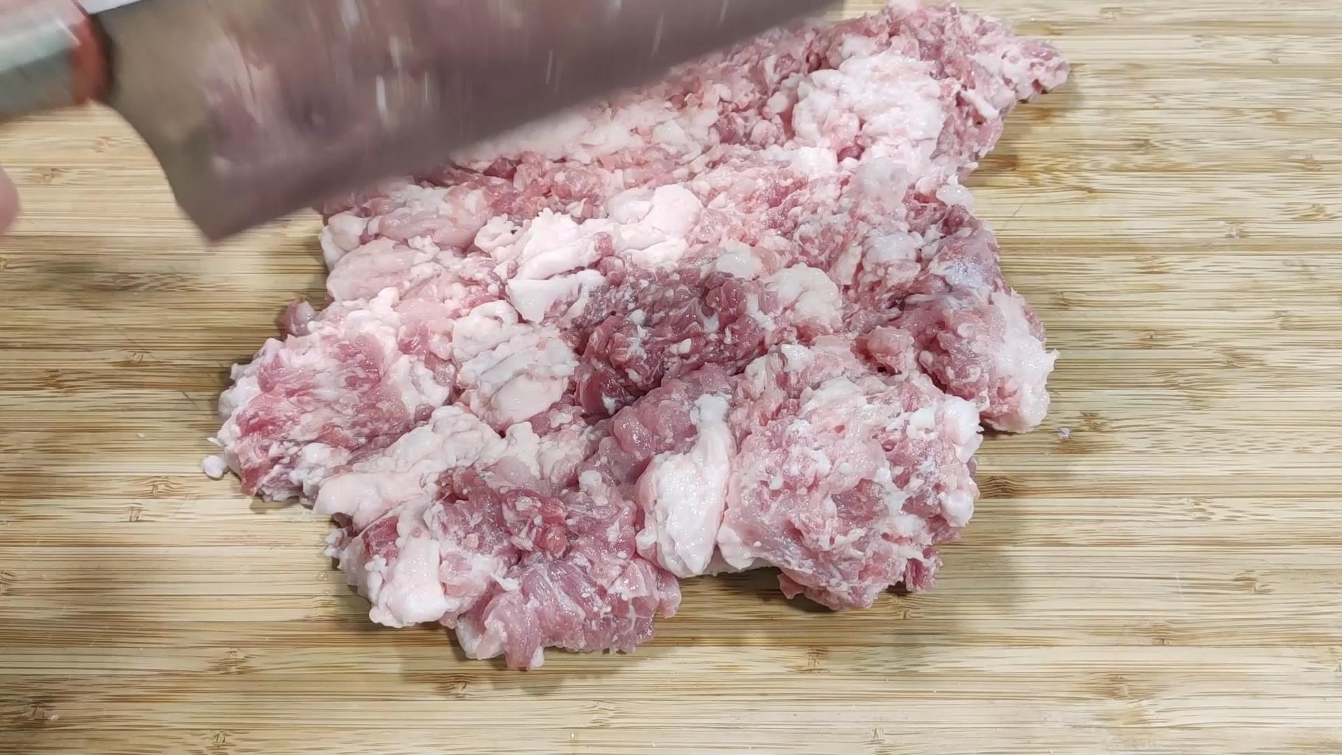 炸丸子切记不要放面粉和淀粉,炸肉丸子用面包糠炸才会又酥又脆