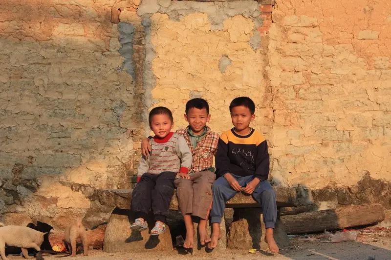 河南十九岁智障小伙,智障儿童被父亲养大