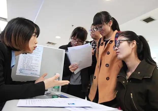 花20几万读大学，当月薪3千的前台，一女大学生的吐槽引人共鸣