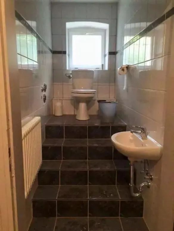 卫生间改造翻新马桶移位,已经装修好的卫生间马桶移位