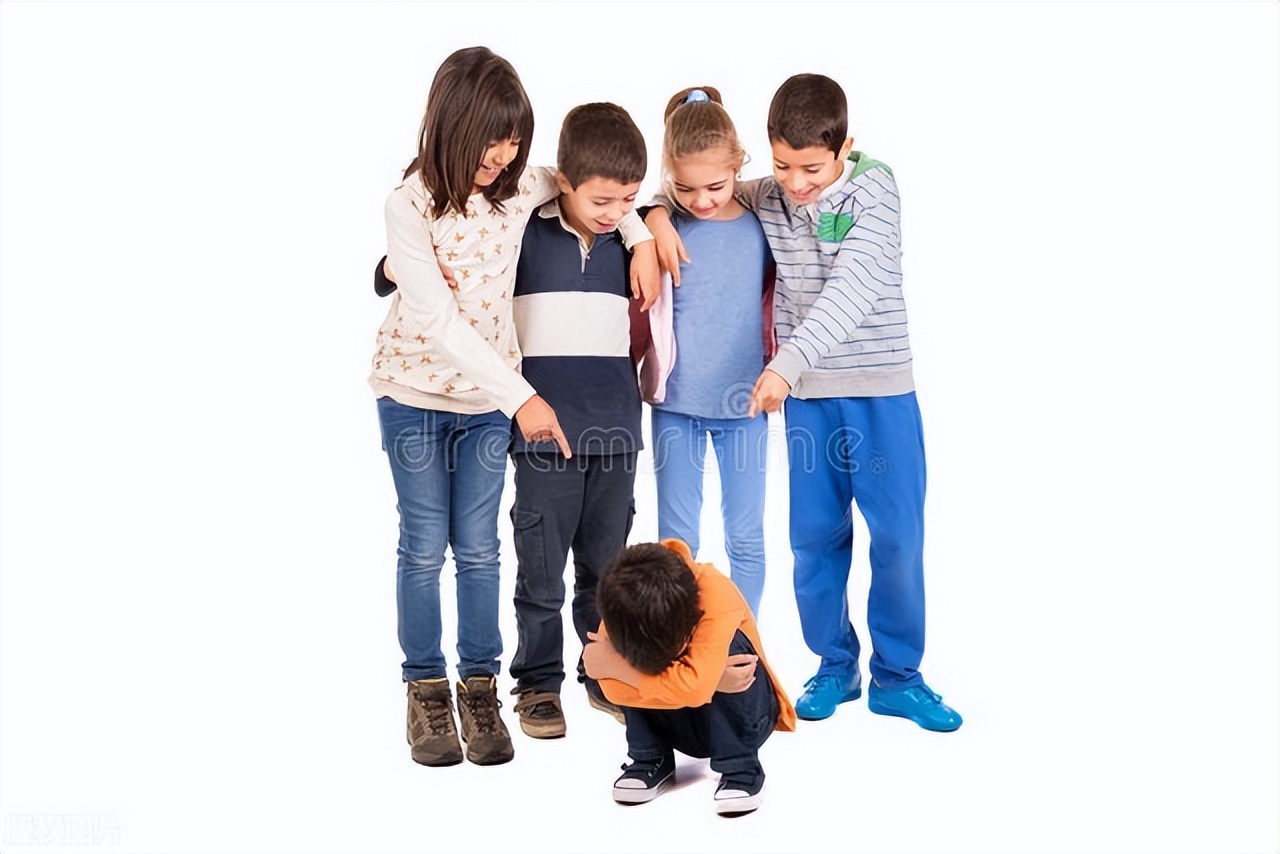 可怜！女孩被8名未成年人强迫脱衣，事后仅两人被捕