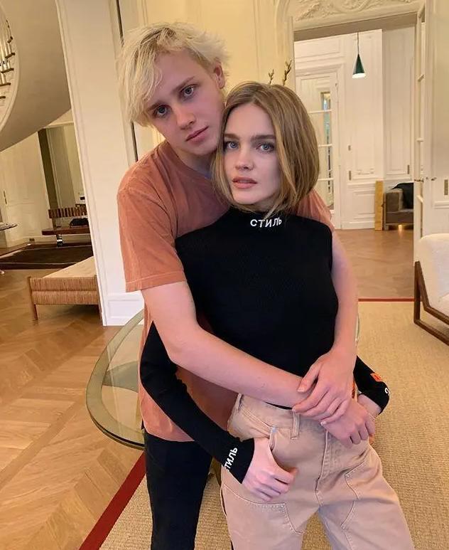 从地摊妹到“LV太子妃”，41岁却越来越显年轻，果然爱可以养人