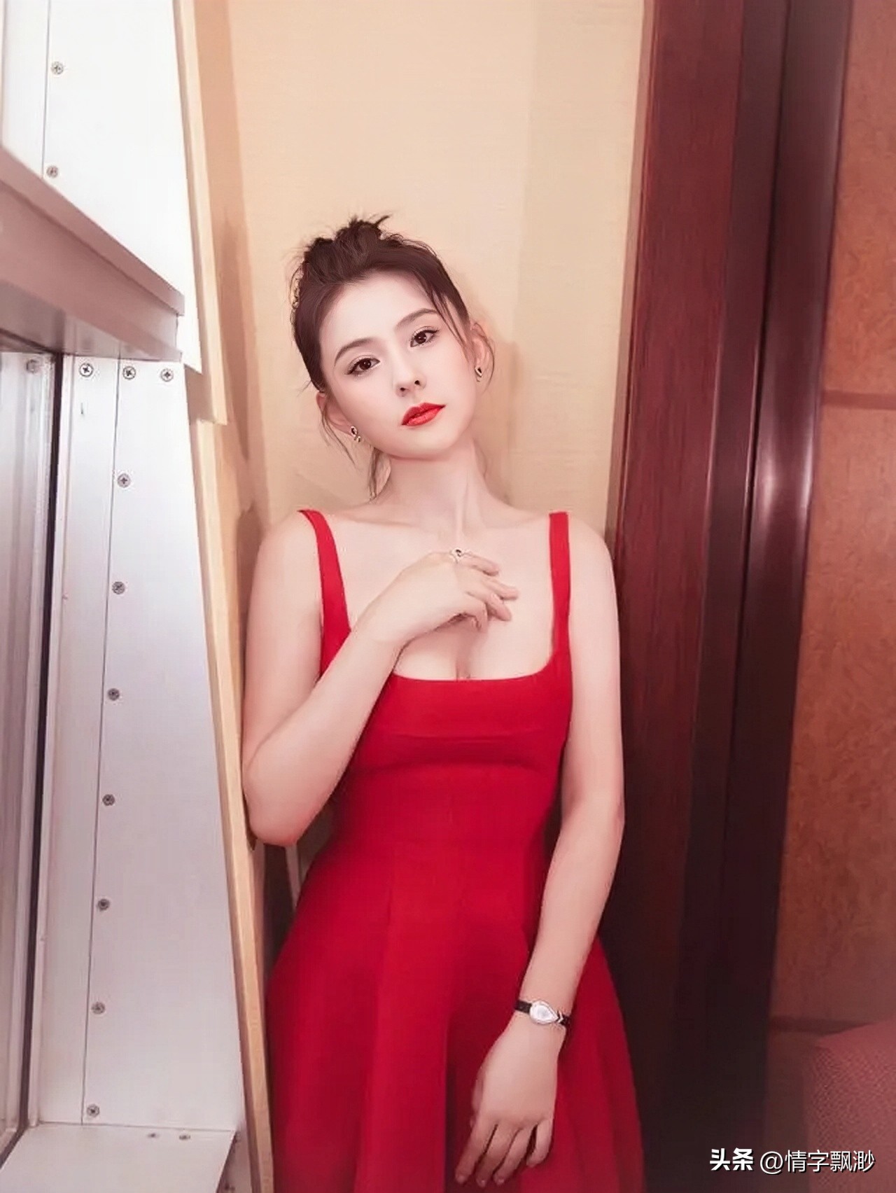 女星穿衣大胆突破：透视、露胸、*裤内**外露