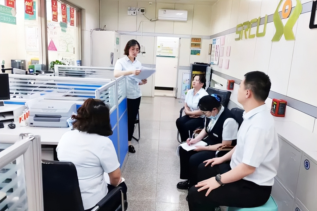 襄垣农商银行东关分理处助推*款贷**营销转介目标再突破