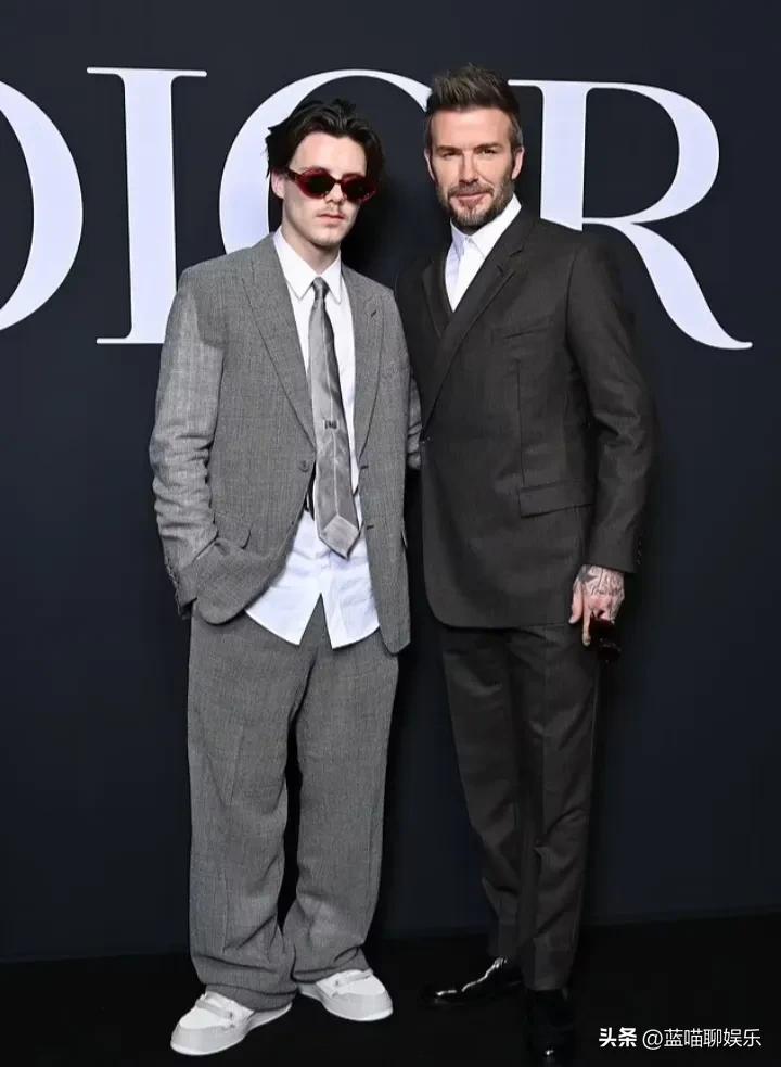 贝嫂穿v领礼服裙,贝嫂礼服图片