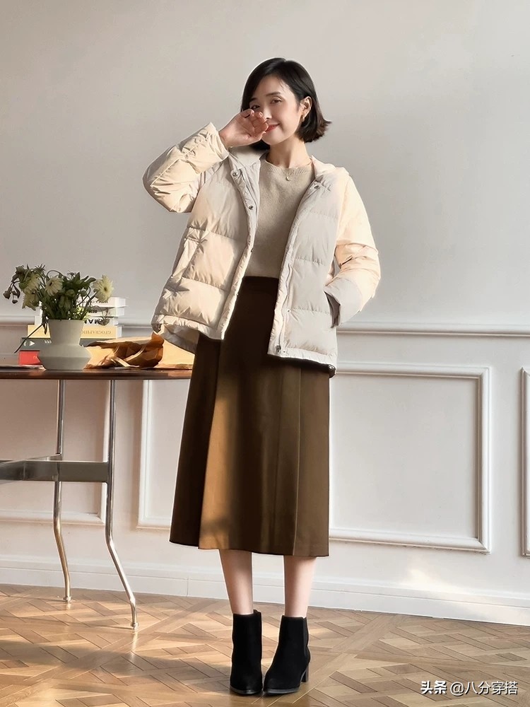 小个子短款羽绒服配什么裤子好看,小个子白色短款羽绒服