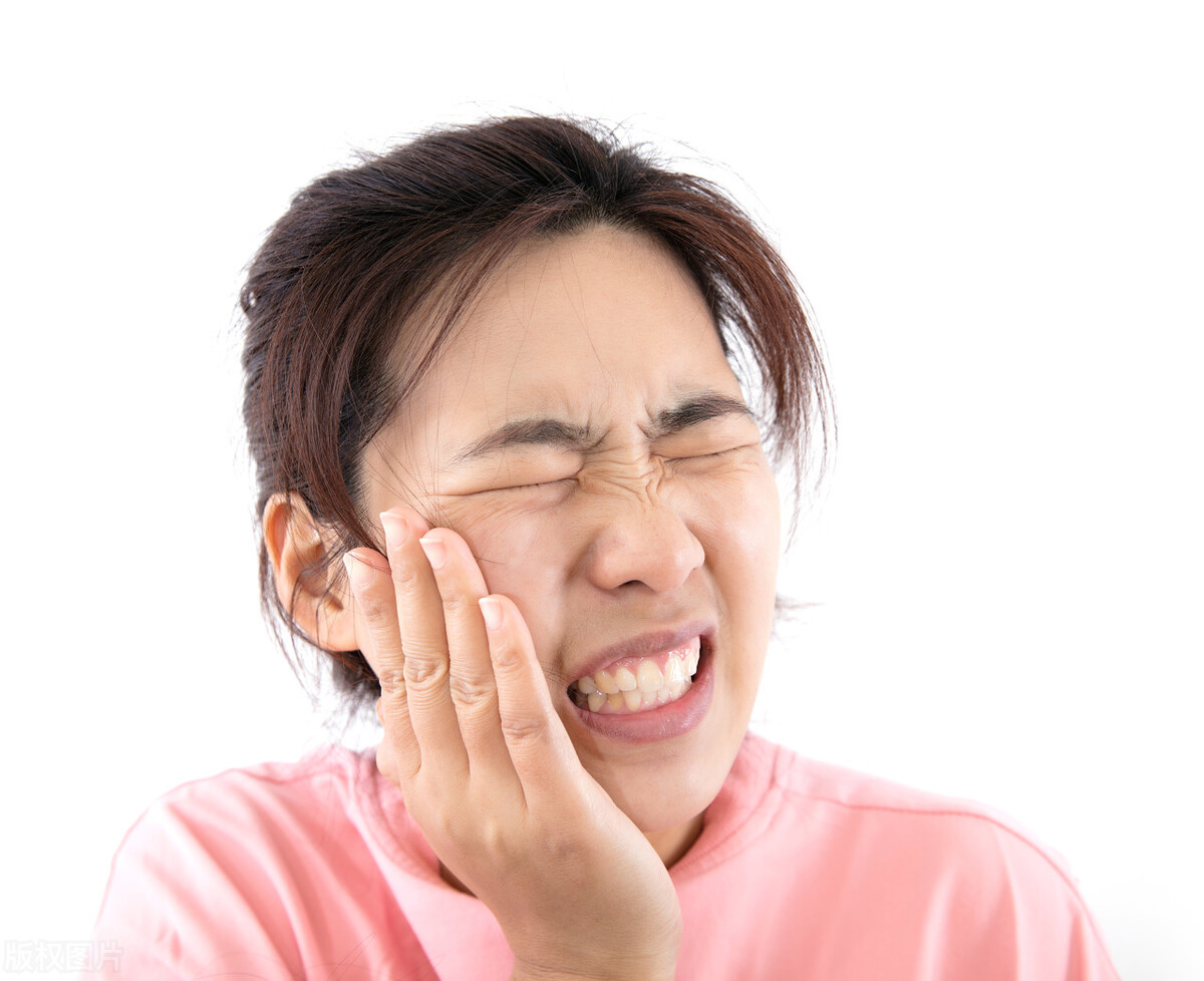 吃饭老是咬到口腔是不是饭有问题,老人总是咬舌头和腮帮子怎么回事