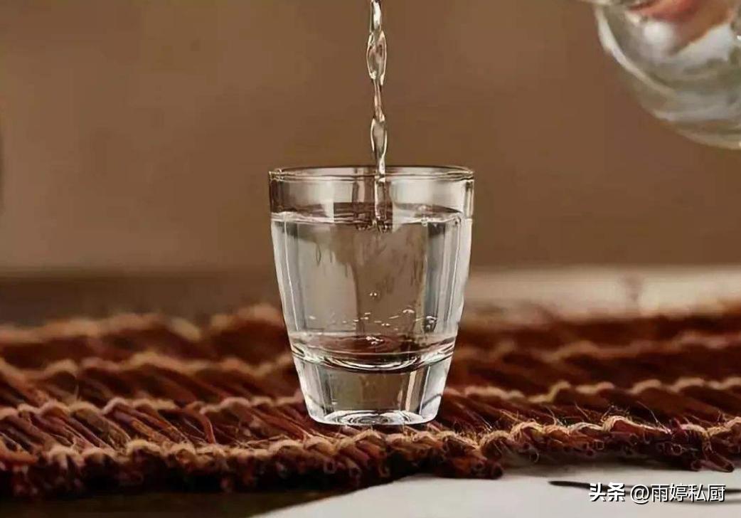 30岁后男人一定要喝的几款酒,50岁男人不宜喝的三种酒